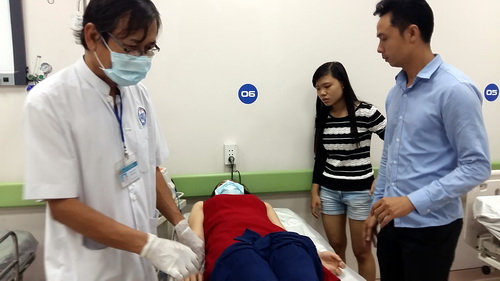 Ăn rau lạ ở quán lẩu, đôi nam nữ 