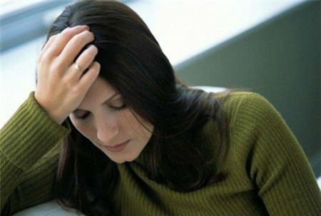 Chồng dẫn phụ nữ về nhà, giả làm ô sin che mắt vợ