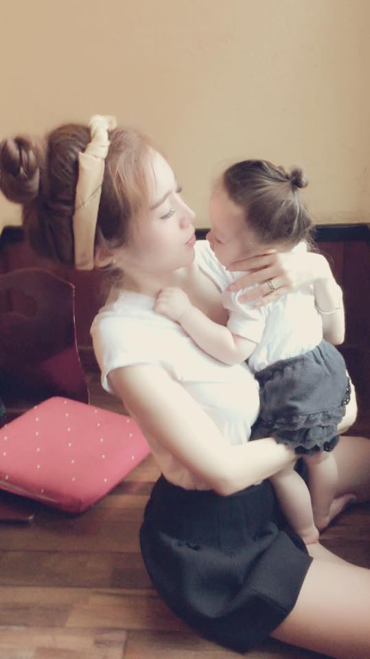 Những hình ảnh đáng yêu của hai mẹ con khiến người hâm mộ ngây ngất.