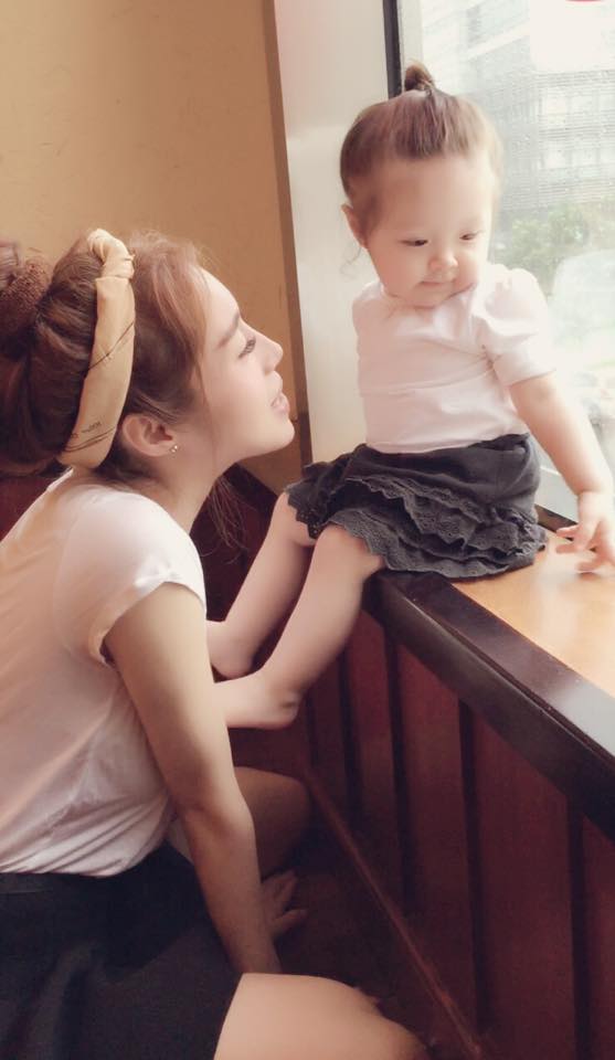 Elly Trần chú thích ngắn gọn: 'Là những ngày mưa mùa hè nè'.