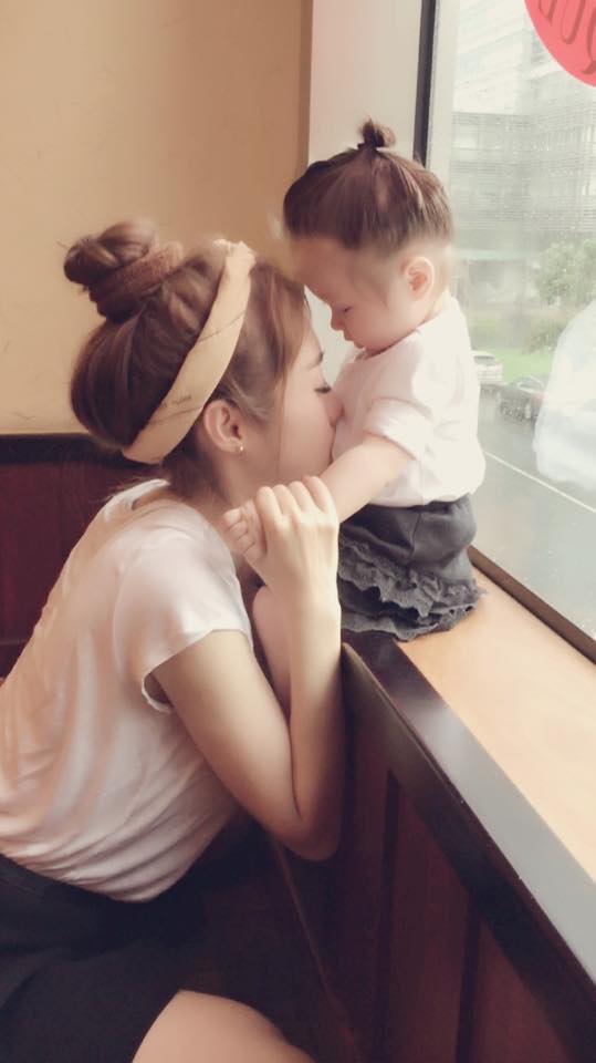 Mỗi lần Cadie Mộc Trà để tóc bối củ tỏi như thế này trông bé rất giống cô con gái út nhà Beckham - bé Harper.