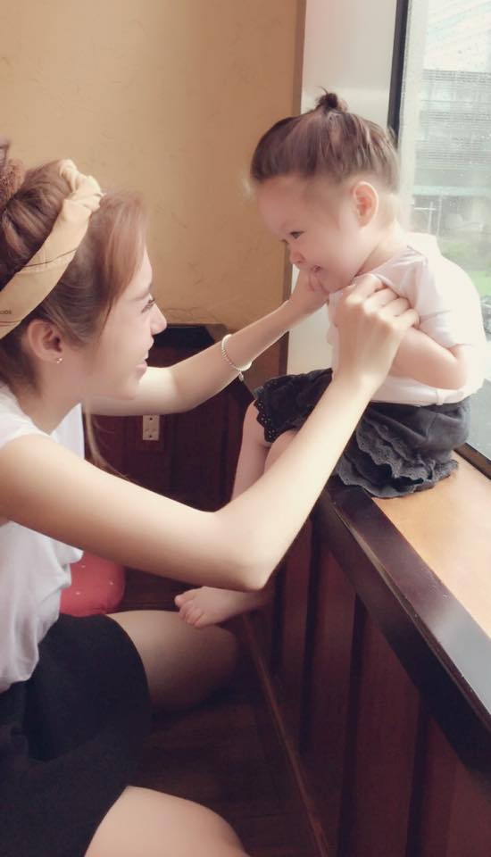 Con gái Elly Trần đã tròn một tuổi nhưng cho đến bây giờ vẫn còn nhiều người nửa tin nửa ngờ việc bé là con ruột của cô.