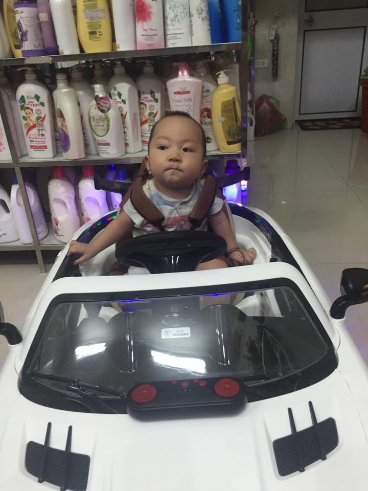 Tuấn Hưng khoe ảnh cao trai tự lái 'siêu xe' đi chơi.