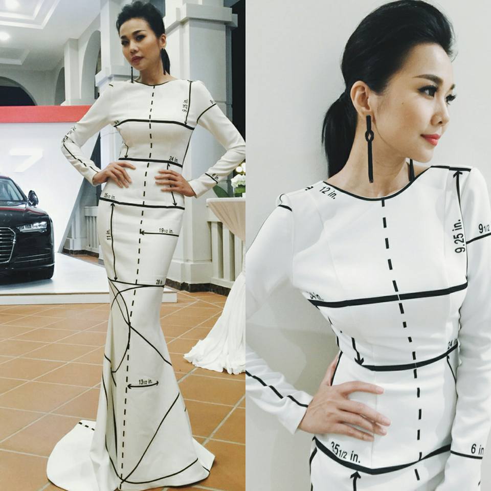 Thanh Hằng khoe chiếc váy được NTK Nguyễn Công Trí tặng chiếc đầm có thiết kế sang trọng: 'Được anh Nguyễn Công Trí tặng cái đầm lâu òi mà phải đợi cái nào thật hoành tráng mới dám mặc... rất đơn giản và tinh tế.. họa tiết rất thông minh... '.