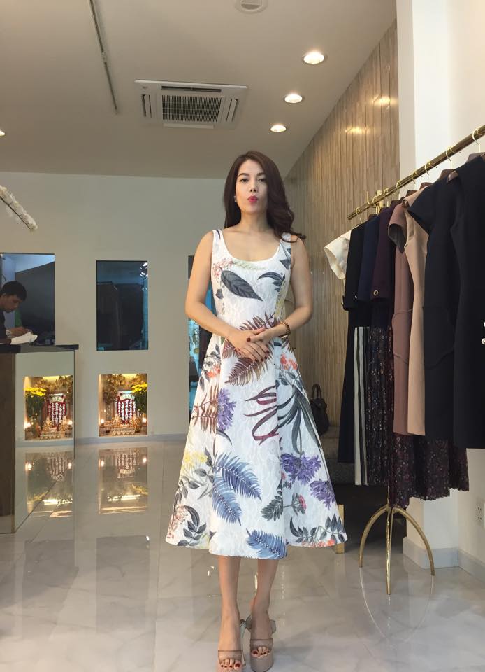 Trương Ngọc Ánh đi thử đồ để dự event ở Đà Nẵng.