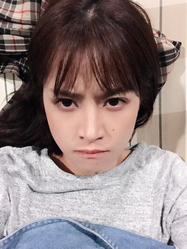 Chi Pu: 'Làm mặt giận vì đoàn phim bắt em chờ từ 8h tối tới 1h sáng vẫn chưa cho em quay. Hức hức. Muỗi cắn em đầy chân rồi'.