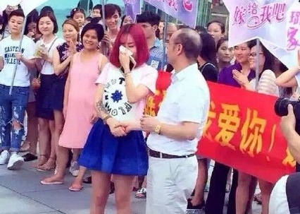 Cụ ông táo bạo cầu hôn bạn gái hot girl 9x giữa phố