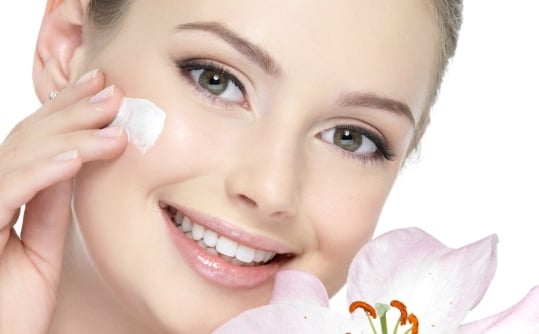 Thắc mắc thường gặp về kem dưỡng trắng da ban ngày