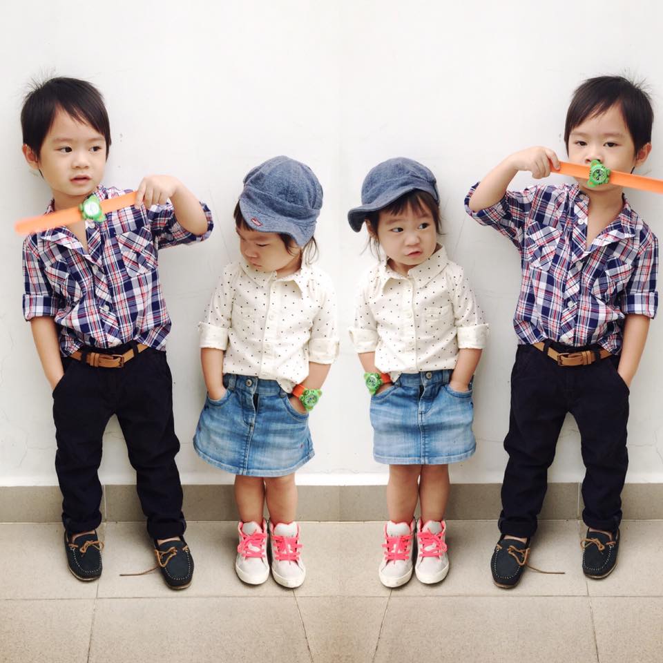 Hai anh em mỗi bé một phong cách.