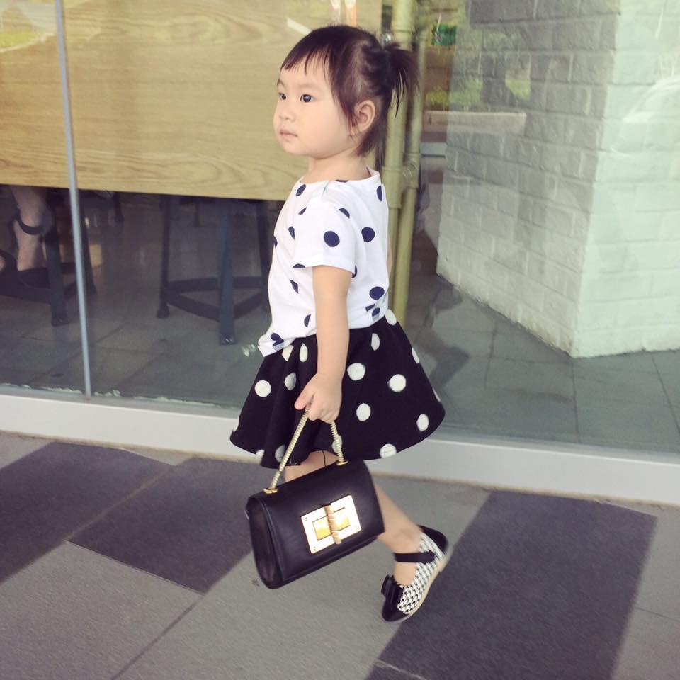 Nhìn phong cách đáng yêu của bé ai cũng phải trầm trồ.