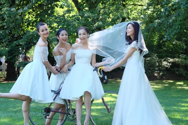 Ngọc Hân khoe vẻ đẹp tinh khôi bên những người bạn. Cô chia sẻ chiếc xe đạp là đạo cụ mượn được ở trong công viên.