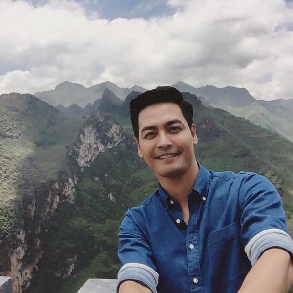 Phan Anh chụp hình giữa không gian hùng vĩ của núi rừng. Anh tự hào thốt lên: 'Đẹp vô cùng Tổ quốc ta ơi!'