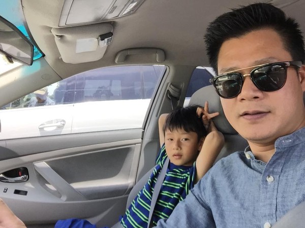 Quang Dũng đưa con trai Bảo Nam đi chơi.