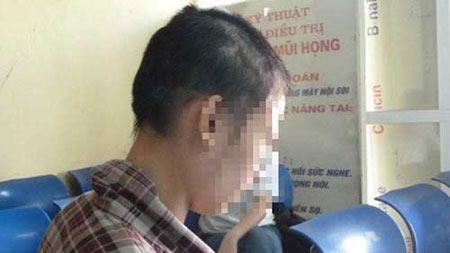 Đòi chia tay, cô gái bị người yêu bắt tự chọn dụng cụ…
