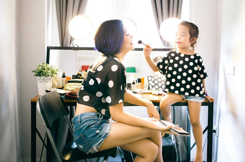 Bộ ảnh mẹ và con gái cùng trang điểm cực dễ thương