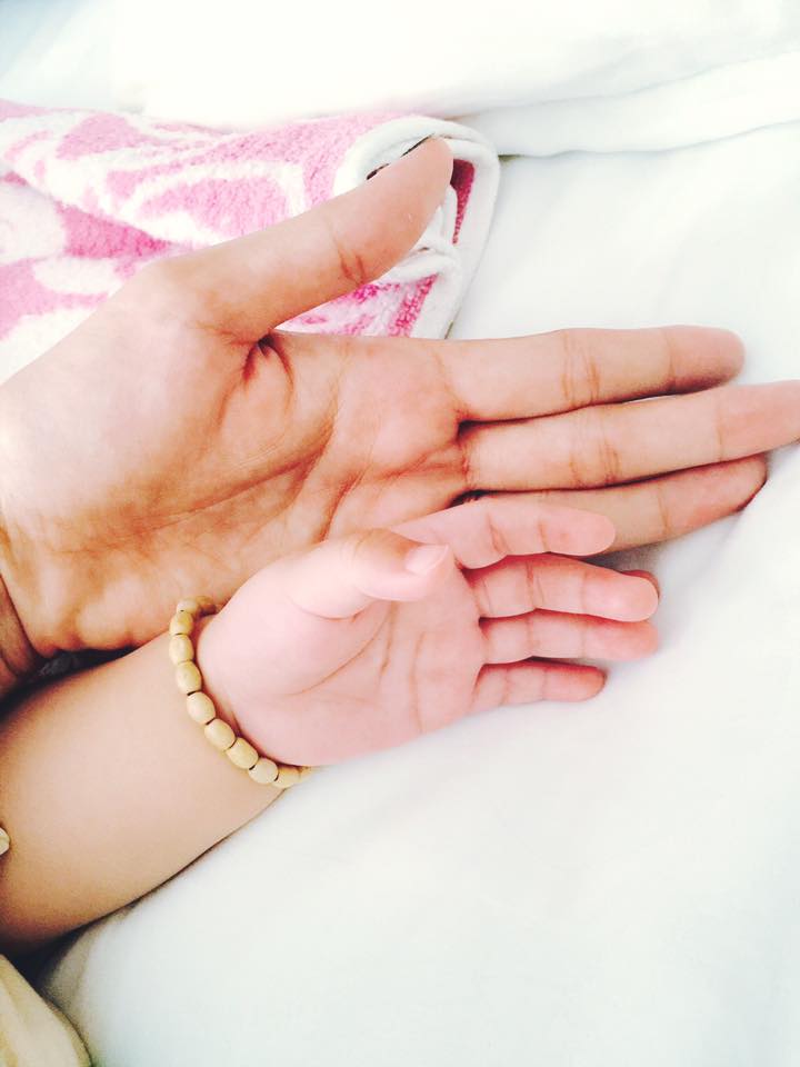 Diễm Hương khoe bàn tay của cô và con trai với nhắn nhủ đầy yêu thương: 'Sao tay của Mẹ to thế ? Tay của Mẹ to, để có thể nắm trọn tay con không rời xa Mẹ.Tay Mẹ to, để Mẹ che chắn cho con không bị nắng chíu vào mắt và tránh cho con bị tổn thương .Tay Mẹ to, để ôm con vào lòng cho con hơi ấm và lắng nghe nhịp tim của Mẹ . Ở nơi mà con thấy bình yên nhất và ngủ ngon nhất'.