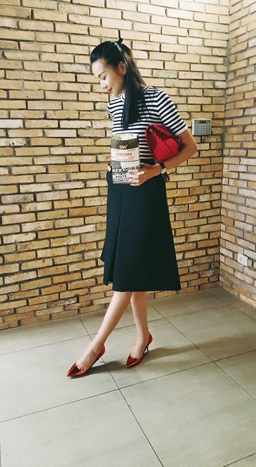 Thanh Hằng:'Nhìn xuống những kẻ cản đg mà buồn cười..Cười vì họ chưa tưởng tưởng ra hậu vận khi 'chơi' ng khác sẽ ntnao.. chờ vậy'.