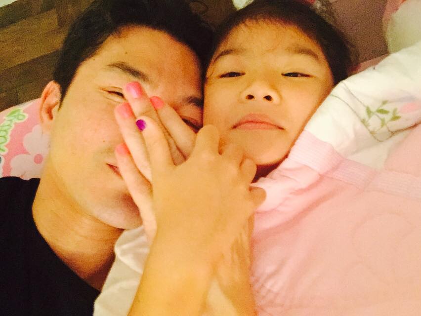 Diễn viên Trần Bảo Sơn khoe... bộ nail sơn hồng nữ tính: 'Ngủ dậy, 10 móng tay mình trở thành màu hồng. Tác phẩm của con gái yêu'.