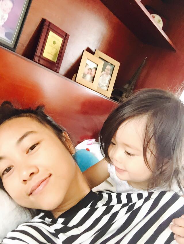 Vẻ dễ thương của cô bé khiến nhiều người thích thú.