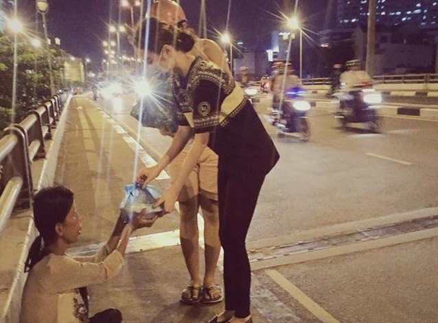 Angela Phương Trinh đi phát cơm từ thiện cho người lao động nghèo