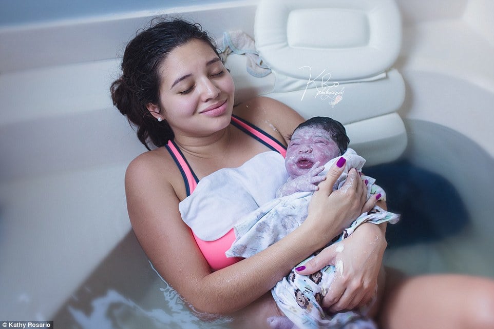 Những khoảnh khắc xúc động này được ghi lại bởi nhiếp ảnh gia Kathy Rosario.