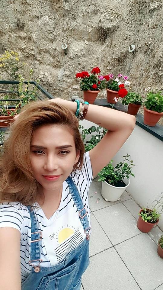 Võ Hoàng Yến khoe khu vườn nhỏ đầy hoa của một người bạn thân.