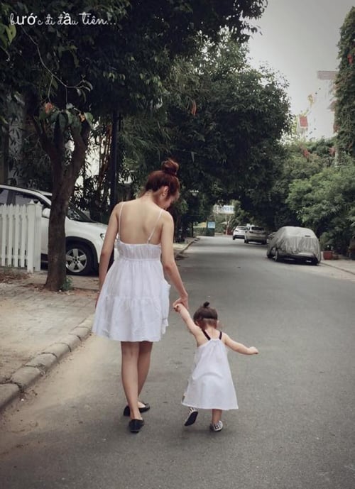 Công chúa nhỏ của Elly Trần lẫm chẫm bước đi ngộ nghĩnh: 'Chủ nhật không phải bán mì, mình tranh thủ tập đi'.