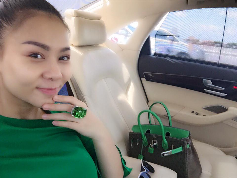 Thu Minh ngầm khoe nhẫn ngọc lục bảo