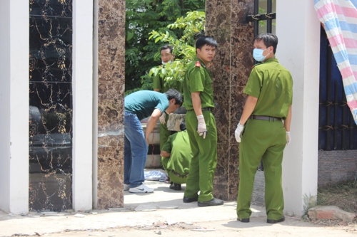 Đến trưa nay cảnh sát vẫn đang phong tỏa nghiêm ngặt hiện trường. Ít nhất 30 người của Cục cảnh sát Hình sự (C45 - Bộ Công an), Viện Khoa học Hình sự, VKS và Công an Bình Phước đang phối hợp khám nghiệm hiện trường, truy tìm dấu vết hung thủ.