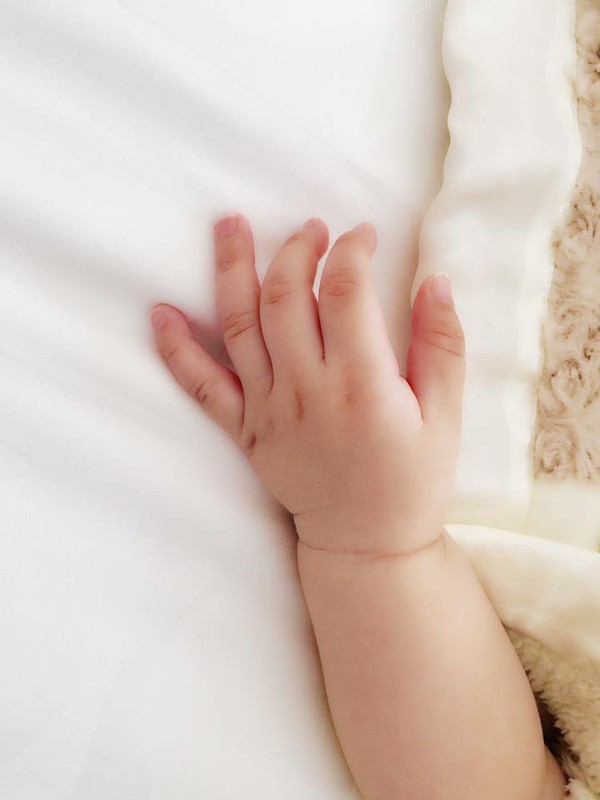 Diễm Hương vẫn chưa chịu khoe ảnh con trai mà thi thoảng cô chỉ đăng ảnh tay hoặc chân của bé để khiến mọi người thêm phần tò mò.