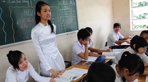 Trương Mỹ Nhân ngày hoc cấp 3 với Mừng SHBET phiên bản mới 2025 ngăm đen.