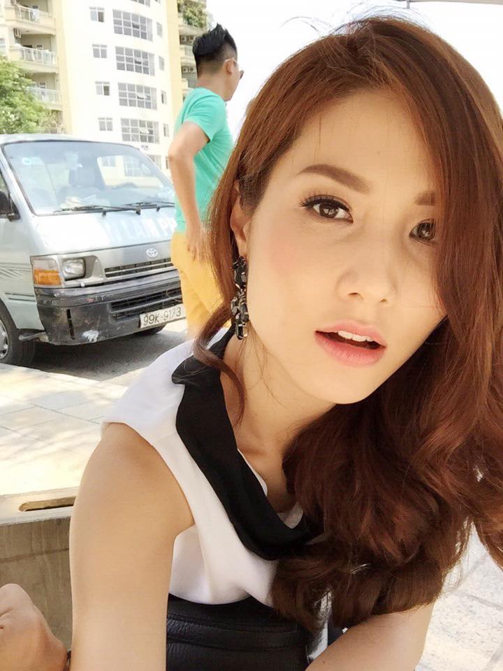 Diễm My than thở lần ra ra Hà Nội cũng bận không có thời gian đi chơi.
