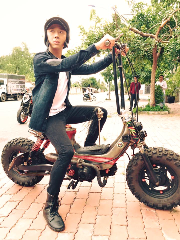 Trấn Thành khoe chiếc xe máy lạ hoắc: 'Tui lái moto mà, giờ nó đưa cái xích lô làm sao mà đua trời'