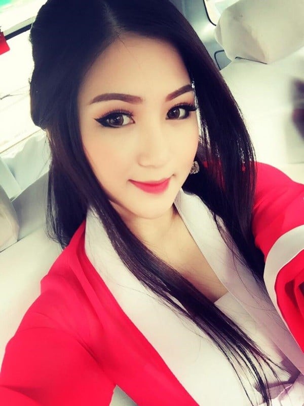 Hương Tràm: 'Lần đầu tiên trong đời mặc đồ cổ trang! Nhìn thật là Sấu Mạc Lỳ. Tự soi gương cười một mình như bị điên luôn'