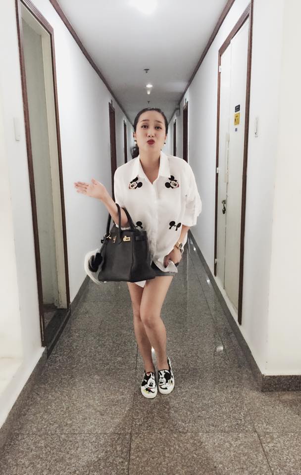 Bà mẹ ba con ốc Thanh Vân mặc xì teen đi quay chương trình.