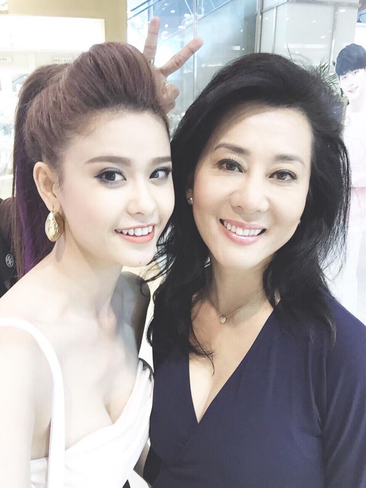Trương Quỳnh Anh và MC Kỳ Duyên hẹn hò caffe cùng nhau.