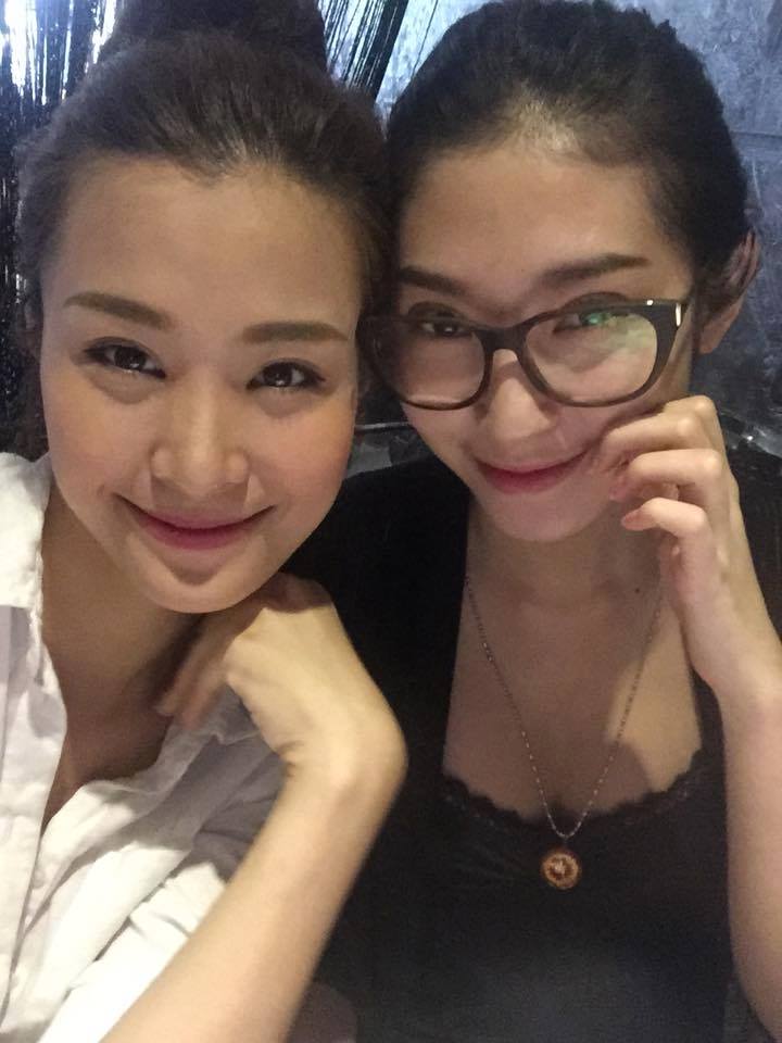 Đông Nhi và Khổng Tú Quỳnh đi chơi cùng nhau.