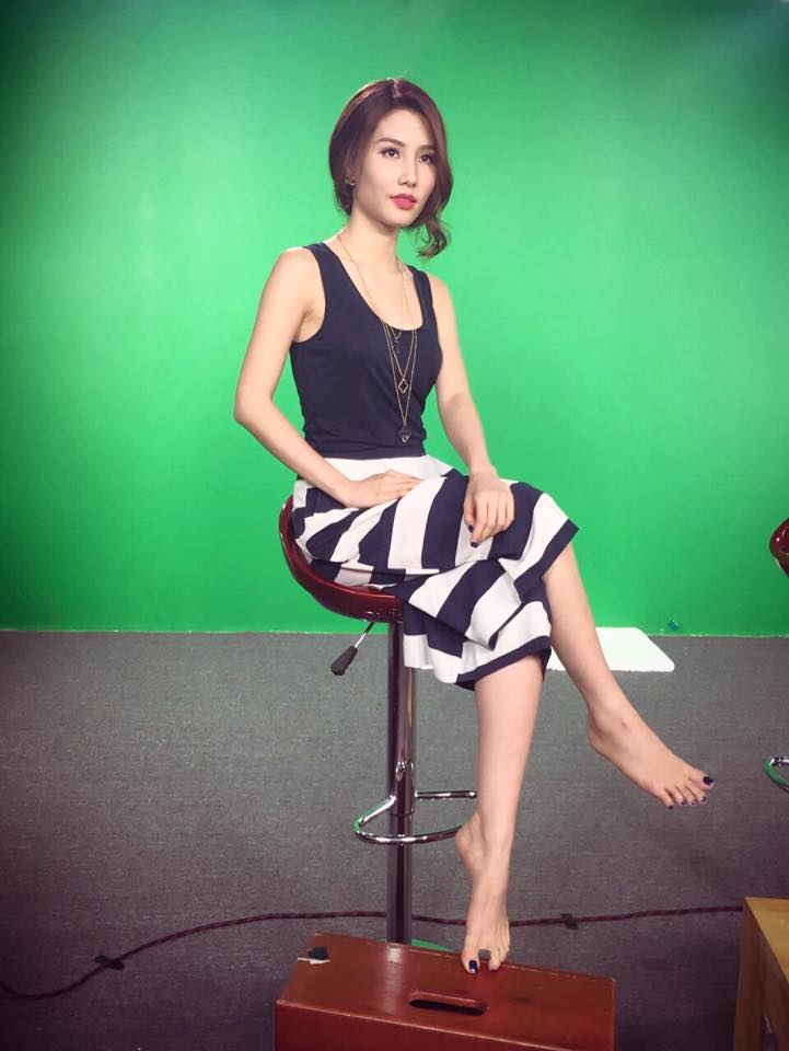 Diễm My vừa từ Hà Nội về TP. HCM đã phải đi làm.