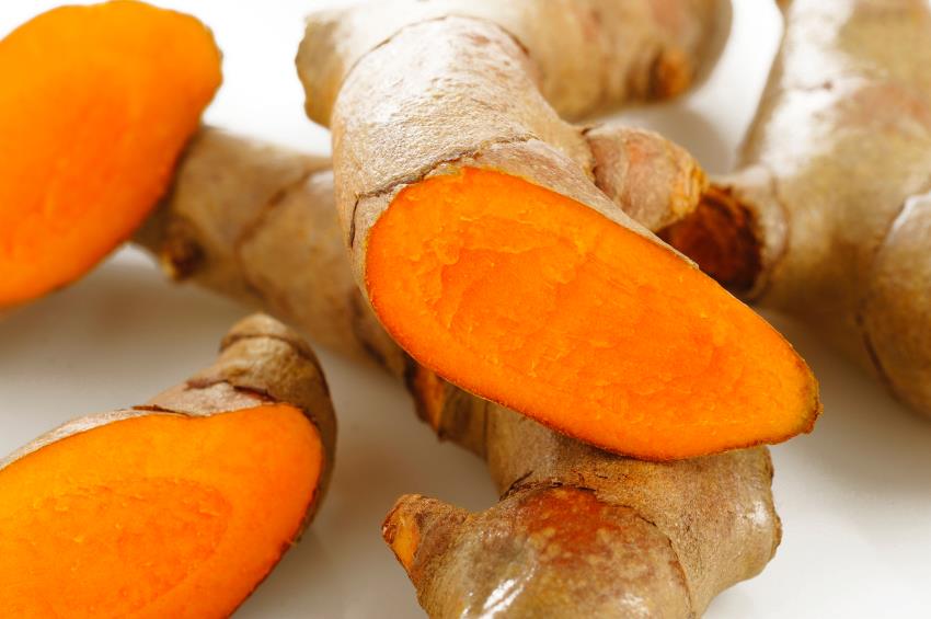 Rửa sạch tay, mặt rồi dùng dụng cụ nặn mụn, nặn hết cồi mụn ra, sau đó thái lát hoặc giã nghệ ra rồi đắp lên vết mụn. Tiếp tục đắp nghệ  ngày 2 lần trong 1 tuần, bạn sẽ  thấy hết mụn mà không để lại vết thâm.