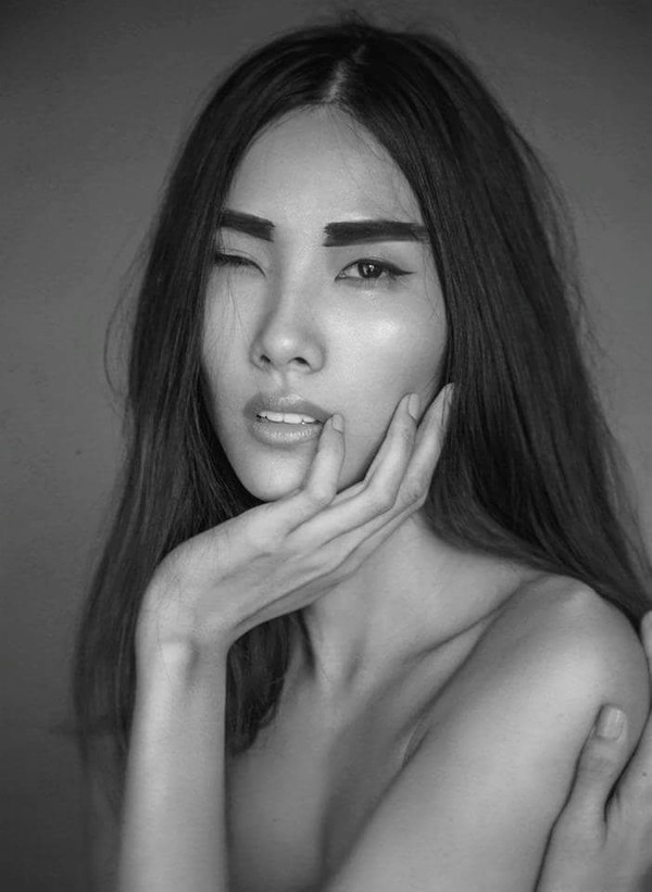 Hoàng Thùy đăng ảnh cô bán nude gợi cảm với kiểu trang điểm độc, lạ.