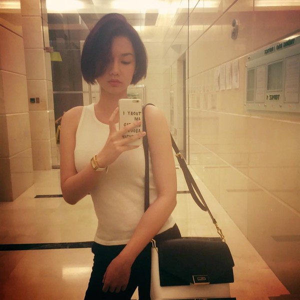 Quỳnh Chi: 'Quốc tế hun môi, tỉnh tò, no bra. Em đi học - thôi cho em bình thường nha'.