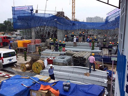 Sập giàn giáo công trình ở TP HCM, nhiều người thương vong