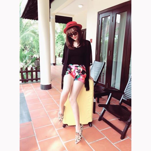 Bảo Thy khoe khéo chân thon với quần sooc ngắn.