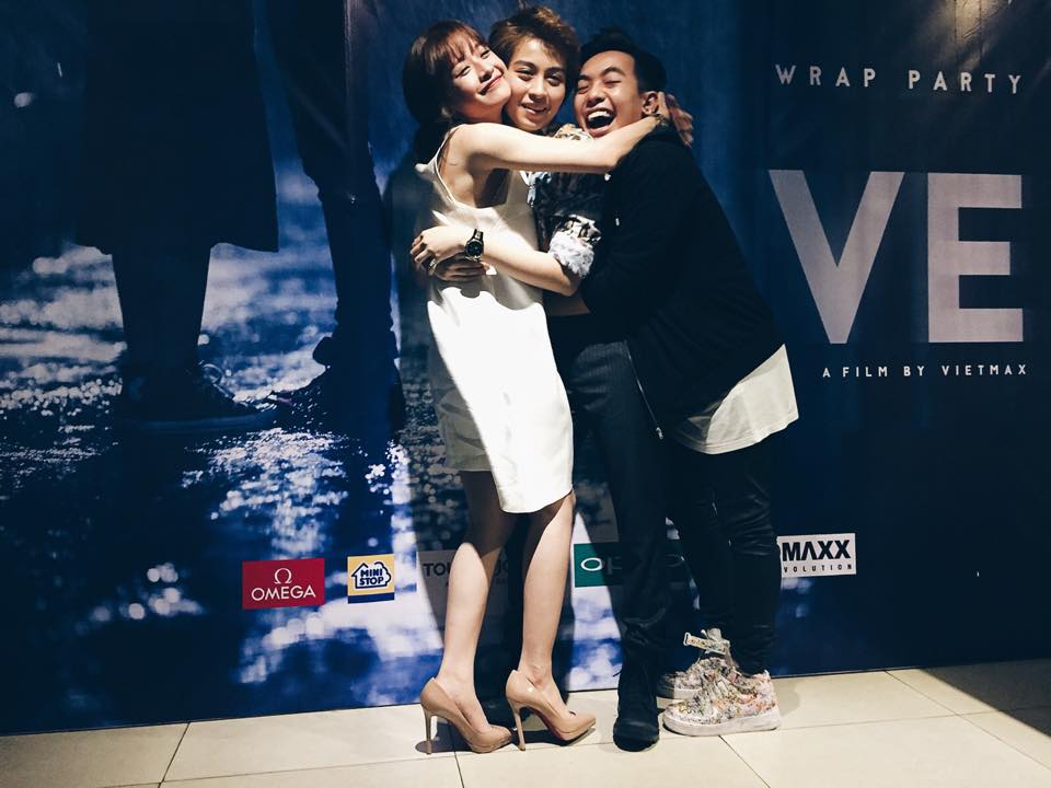 Chi Pu không ngần ngại thể hiện niềm vui bằng màn 'ôm hôn' thắm thiết 'người tình tin đồn' Gyl Lê và một người bạn.