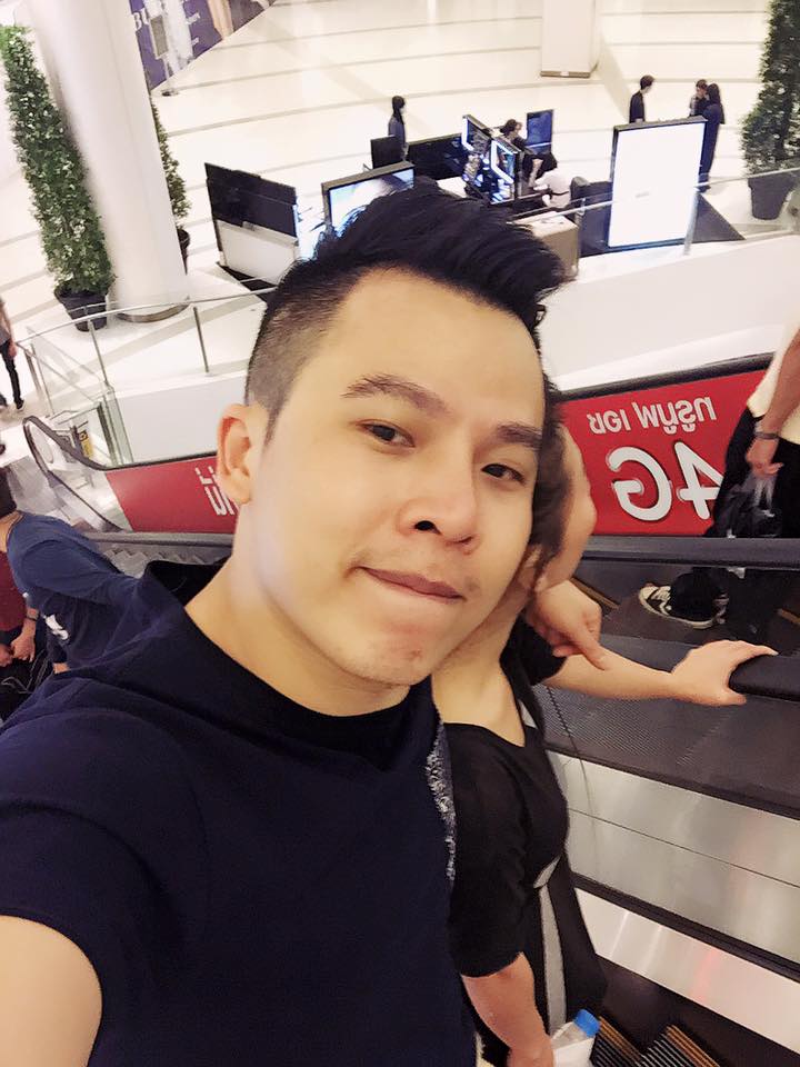 Khắc Tiệp bảnh bao hơn với phong cách ... thường ngày. 'Ông trùm Shbet888 phiên bản mới nhất' bày tỏ: 'Nhìn những gì đang diễn ra ở xã hội thì Tình Yêu sợ thật, mà không yêu thì thấy cs cô đơn trống rỗng...Đành chấp nhận sự cô đơn trống rỗng thêm một thời gian nữa, còn giờ cứ nghêu ngao rong chơi khắp nơi đã ' Cuộc đời có bao lâu mà hững hờ'.