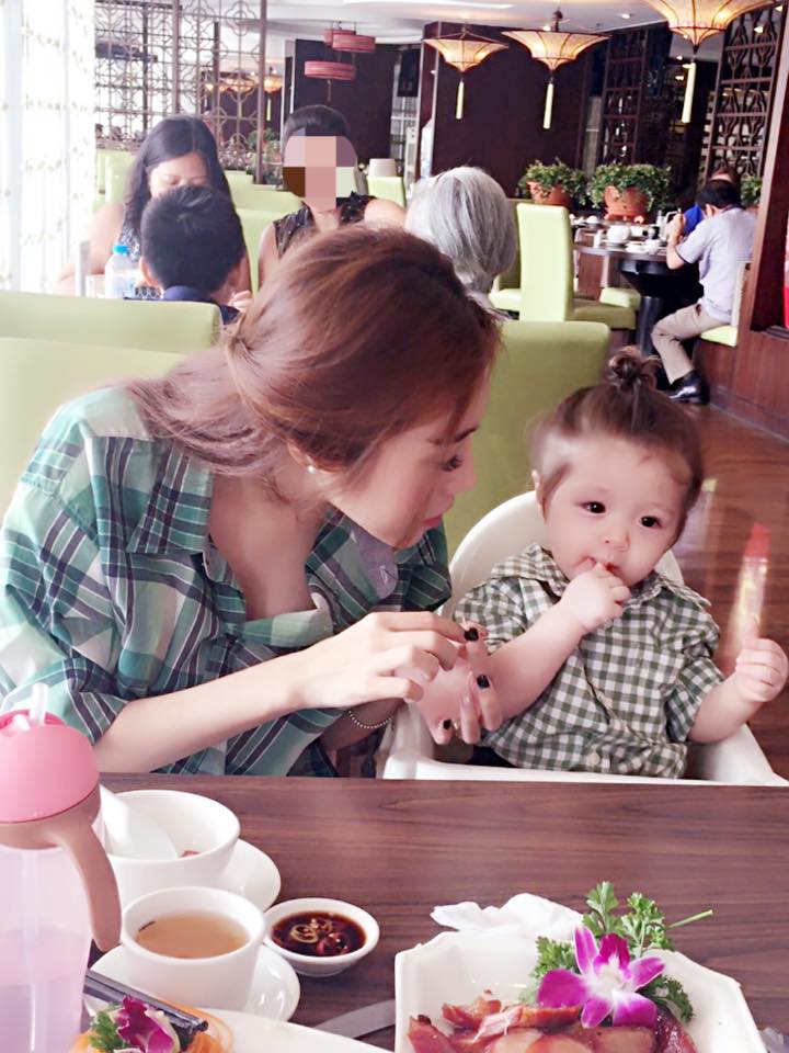 Mộc Trà tự tay lấy thức ăn.