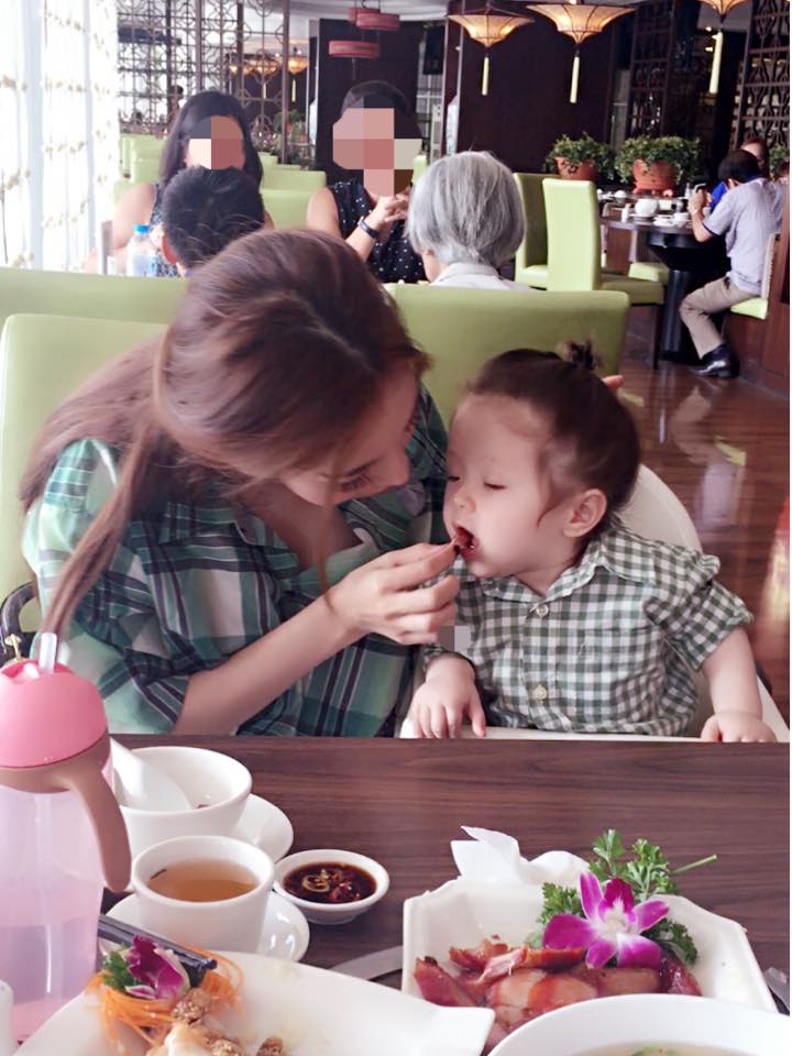 Nhìn miệng cô bé như con chim non đang được mẹ mớm mồi.