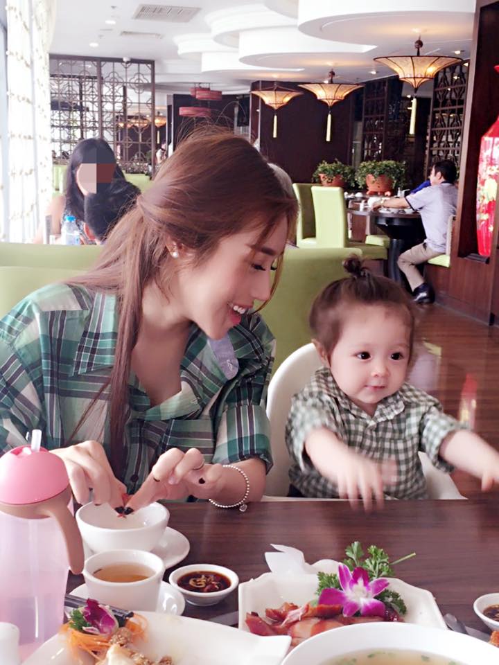 Mộc Trà được mẹ búi tóc rất gọn gàng.