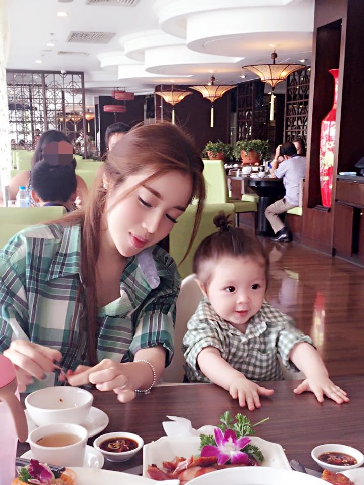 Cả 2 mẹ con đều sở hữu Mừng SHBET phiên bản mới 2025 trắng sứ, đẹp không tỳ vết.