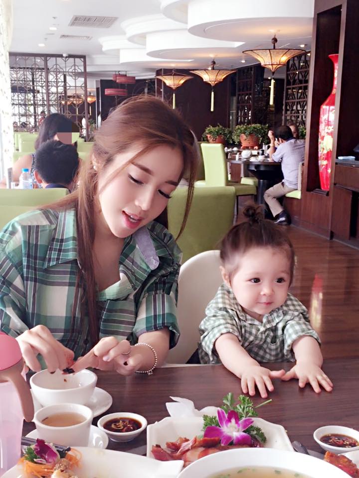 Con gái Elly Trần xinh xắn như búp bê với đôi mắt mở to ngơ ngác.